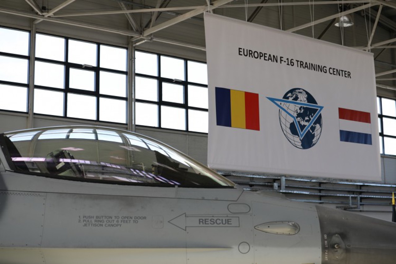 Румыния и НАТО продолжают поддерживать Киев. Украинские военнослужащие, в том числе будущие пилоты F-16, пройдут обучение в Фетешть