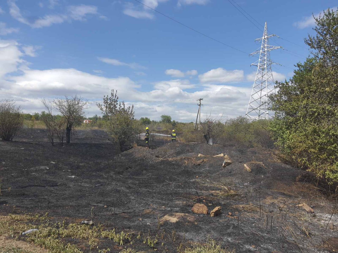 Două incendii de vegetație uscată au izbucnit la Căușeni. Șapte echipaje de pompieri, la fața locului