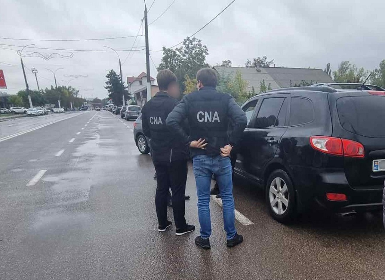 Un bărbat din Chișinău, prins în flagrant delict de CNA după ce ar fi cerut 2.500 de euro pentru un permis auto