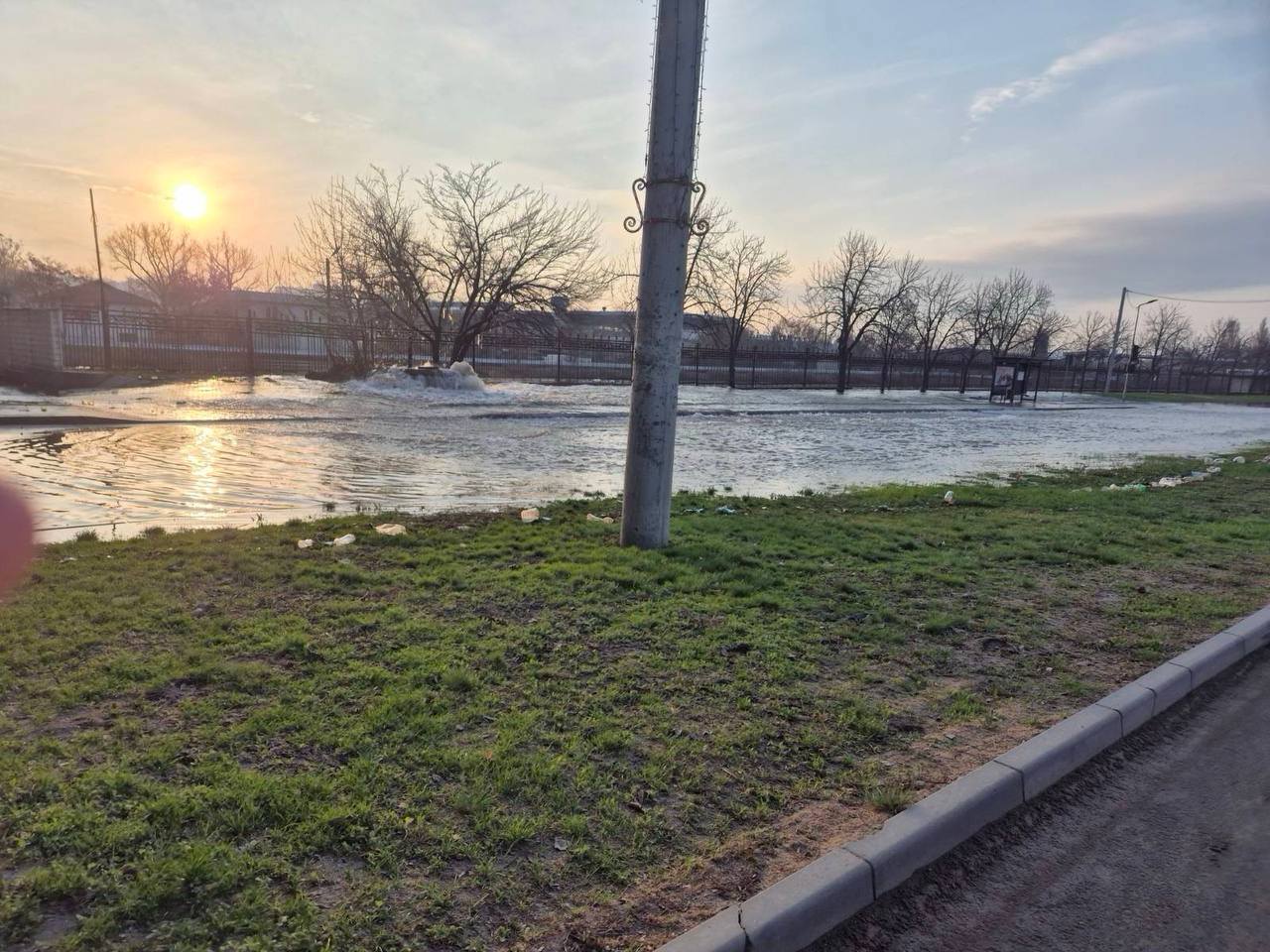 Conductă spartă în zona străzii Ismail din capitală: apa oprită temporar, transportul revine la normal