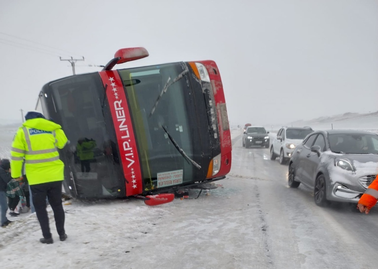 MAEIE: 16 cetățeni moldoveni au suferit răni ușoare în urma accidentului produs în județul Vaslui