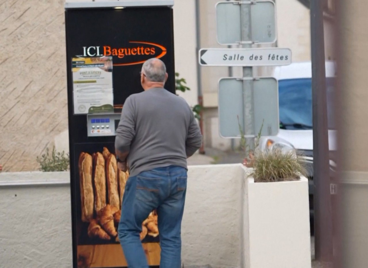 Soluție care câștigă popularitate în Franța: Lipsa magazinelor din sate, compensată cu aparate automate de vânzare