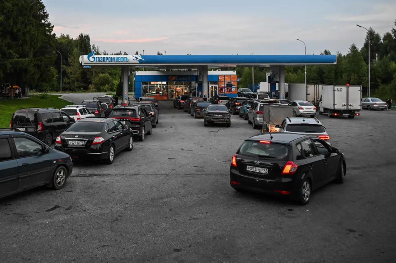 Rusia, lovită de un nou val al crizei carburanților: Cozi și restricții la benzinării