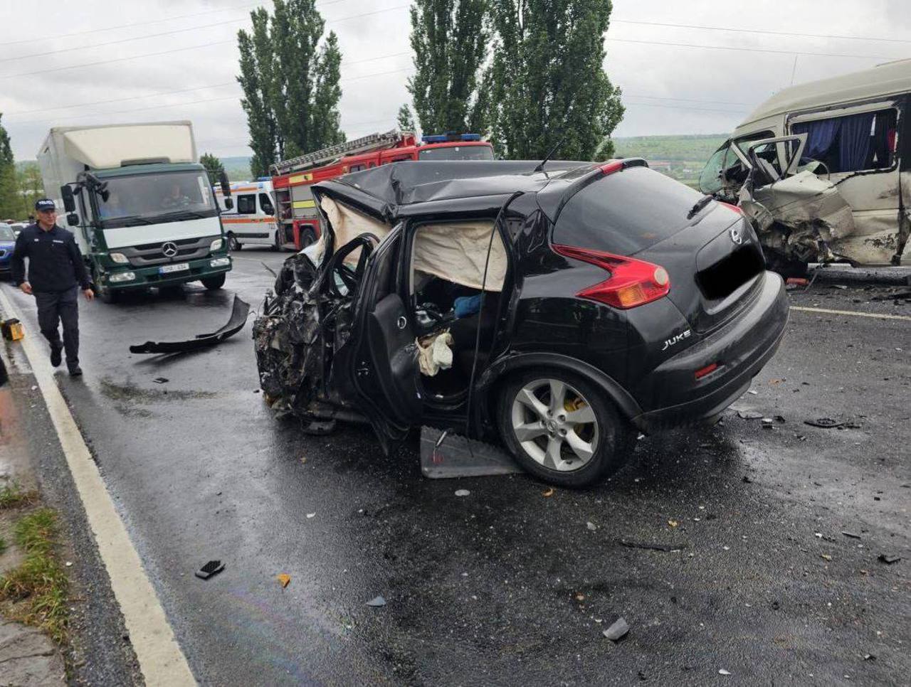 Grav accident la Bardar, cu implicarea unui microbuz de rută: șase persoane, transportate la spital