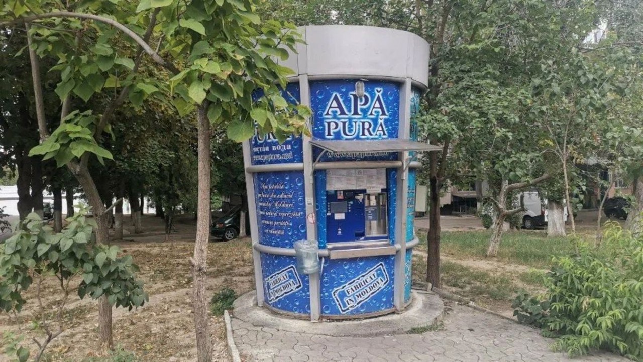 Acces la apă potabilă pentru încă 55 de mii de cetățeni ai R. Moldova: Chioșcuri speciale, instalate în mai multe localități