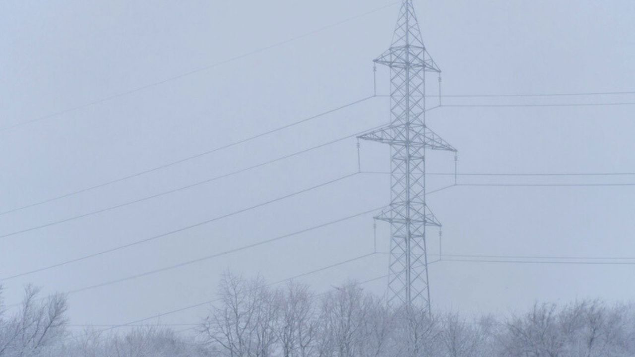 Întreruperi temporare de electricitate în mai multe raioane din cauza poleiului