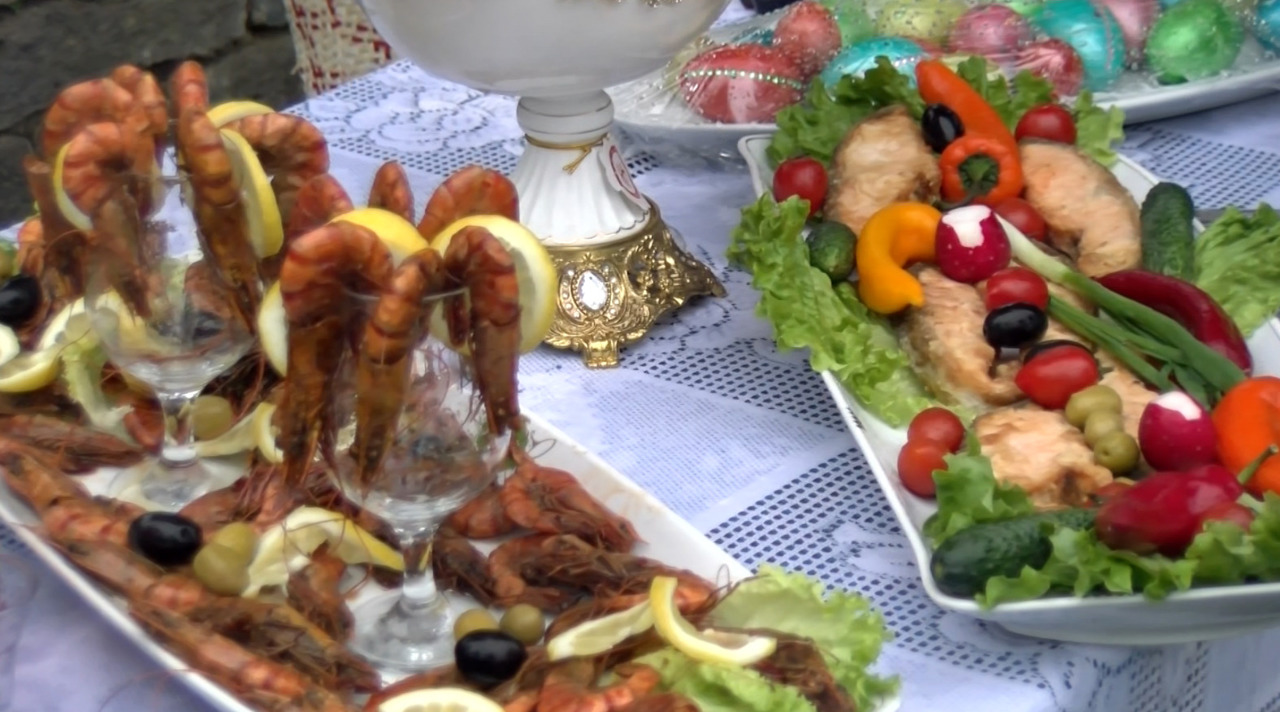 Mese de pomenire mai modeste în Dealul Țiganilor: „Ce ai, aceea dai, de suflet”