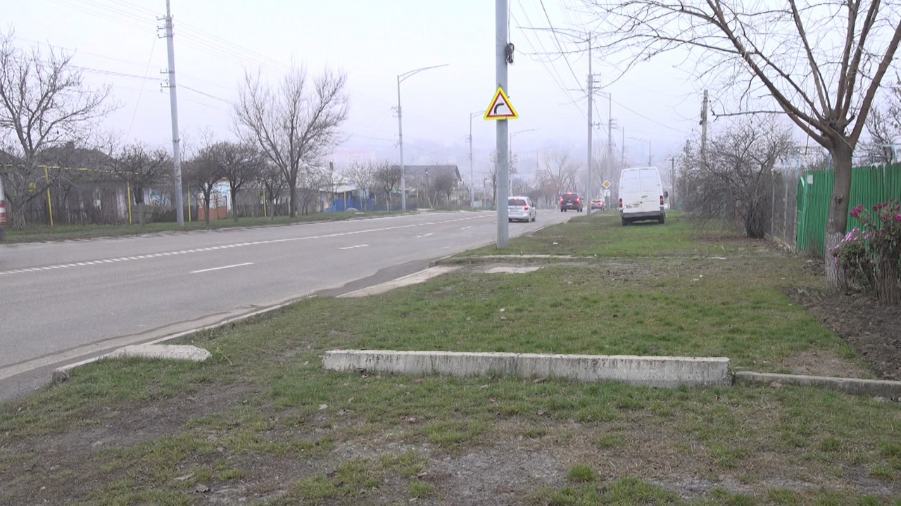 Fiecare ploaie transformă o stradă din Bălți într-un „coșmar” pentru locuitori: „De mulți ani solicităm să se facă canalizare” 