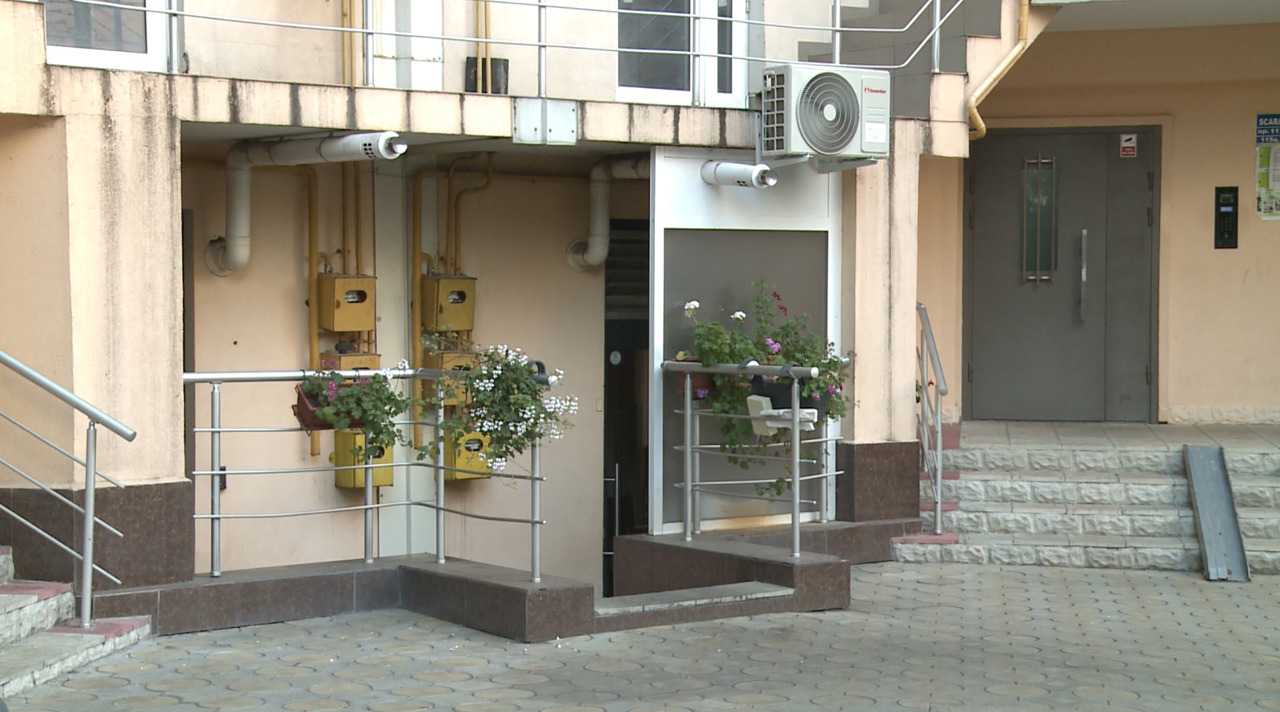 Locatarii unui bloc, deranjați de mirosurile unui restaurant din capitală