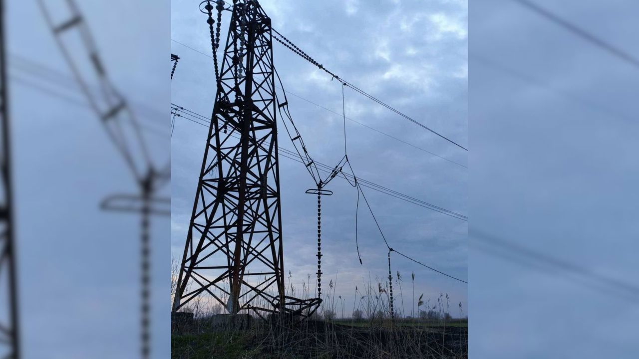 Compania Ukrenergo va repara conductorii liniei Isaccea - Vulcănești, deteriorați de drone rusești