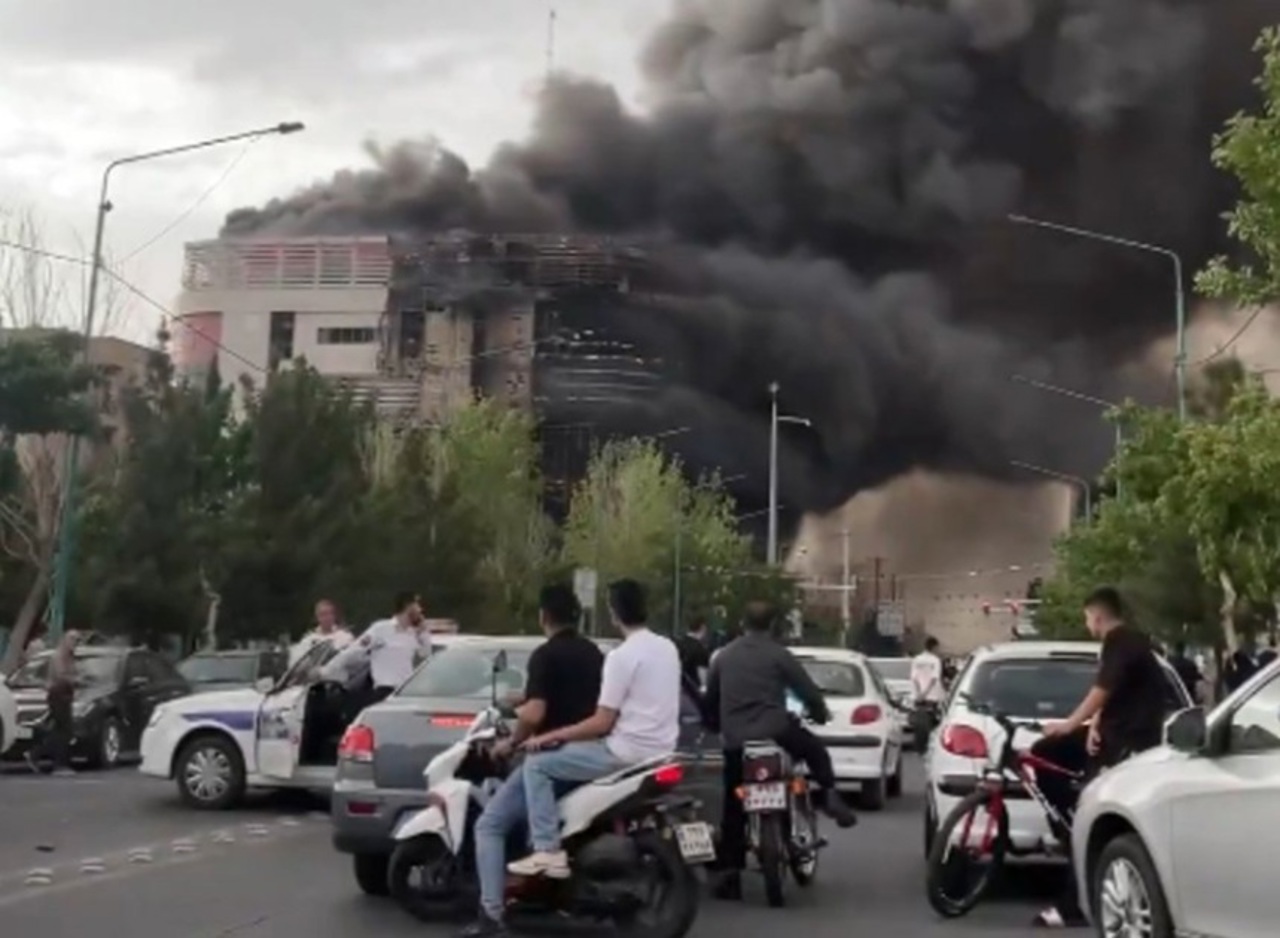 Incendiu devastator la un centru comercial din apropiere de Teheran: 8 morți și zeci de răniți