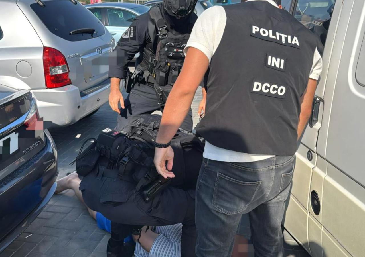 Rețineri la Chișinău în dosarul organizației criminale „Kitaeț”: automobile de lux, bani și muniții, confiscate de anchetatori