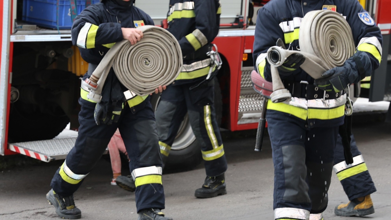 UPDATE: Un tânăr de 23 de ani, transportat la spital după deflagrația urmată de incendiu într-un bloc din Chișinău