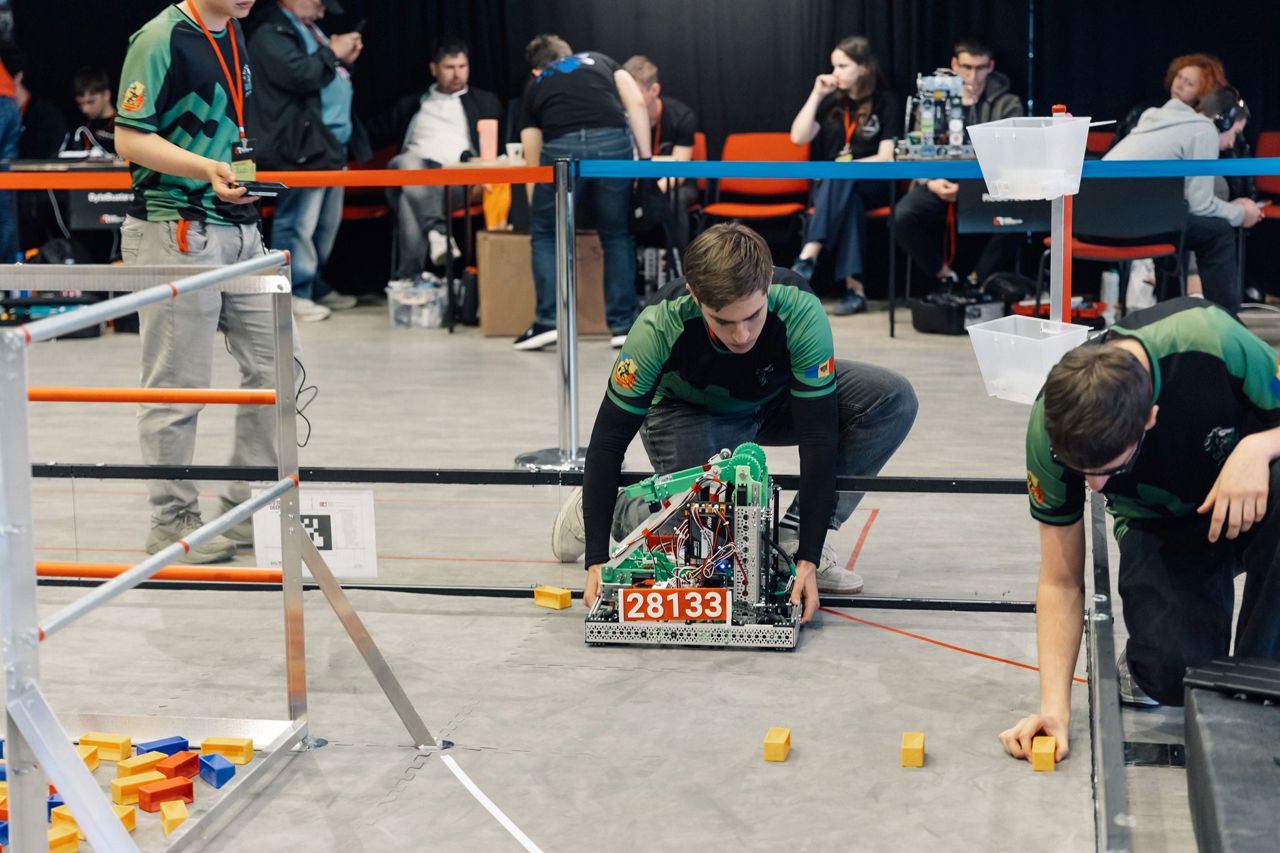 Tineri din Cahul și Ungheni visează la mondiale, după o competiție intensă de robotică
