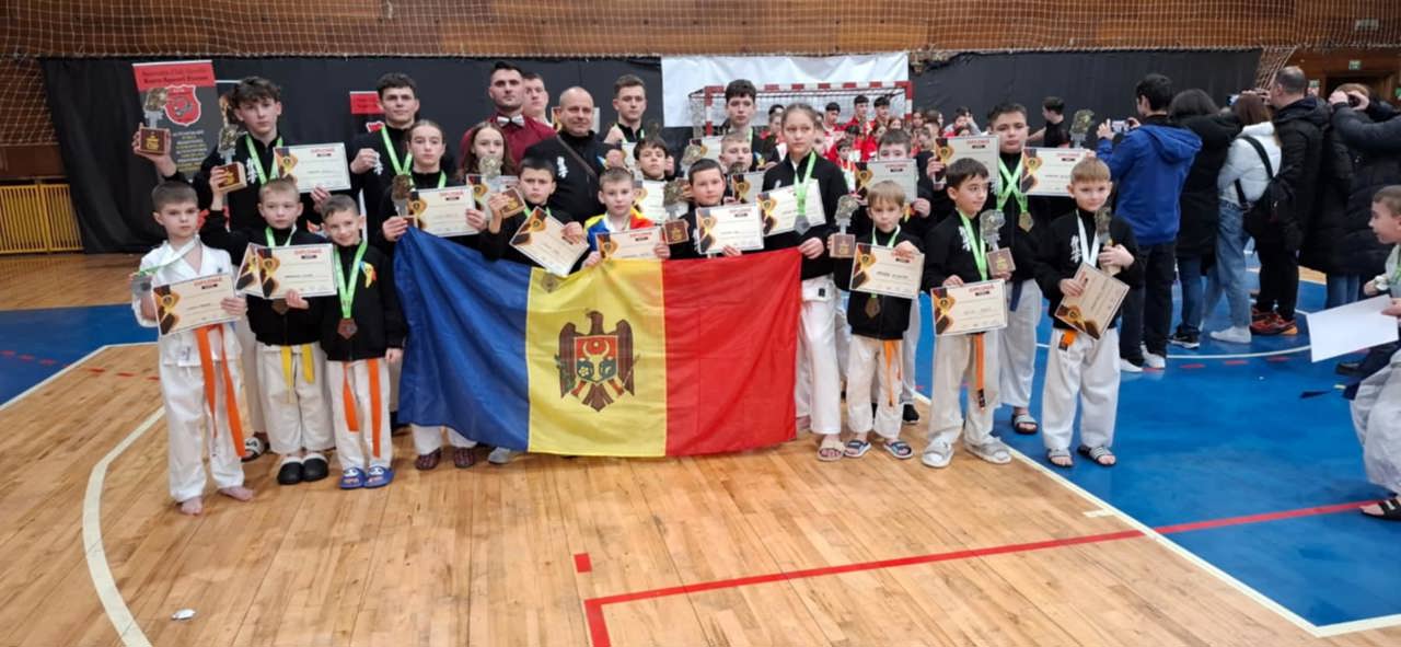 Prestație remarcabilă! Sportivii din Florești au cucerit 23 de medalii la turneul de karate de la Iași