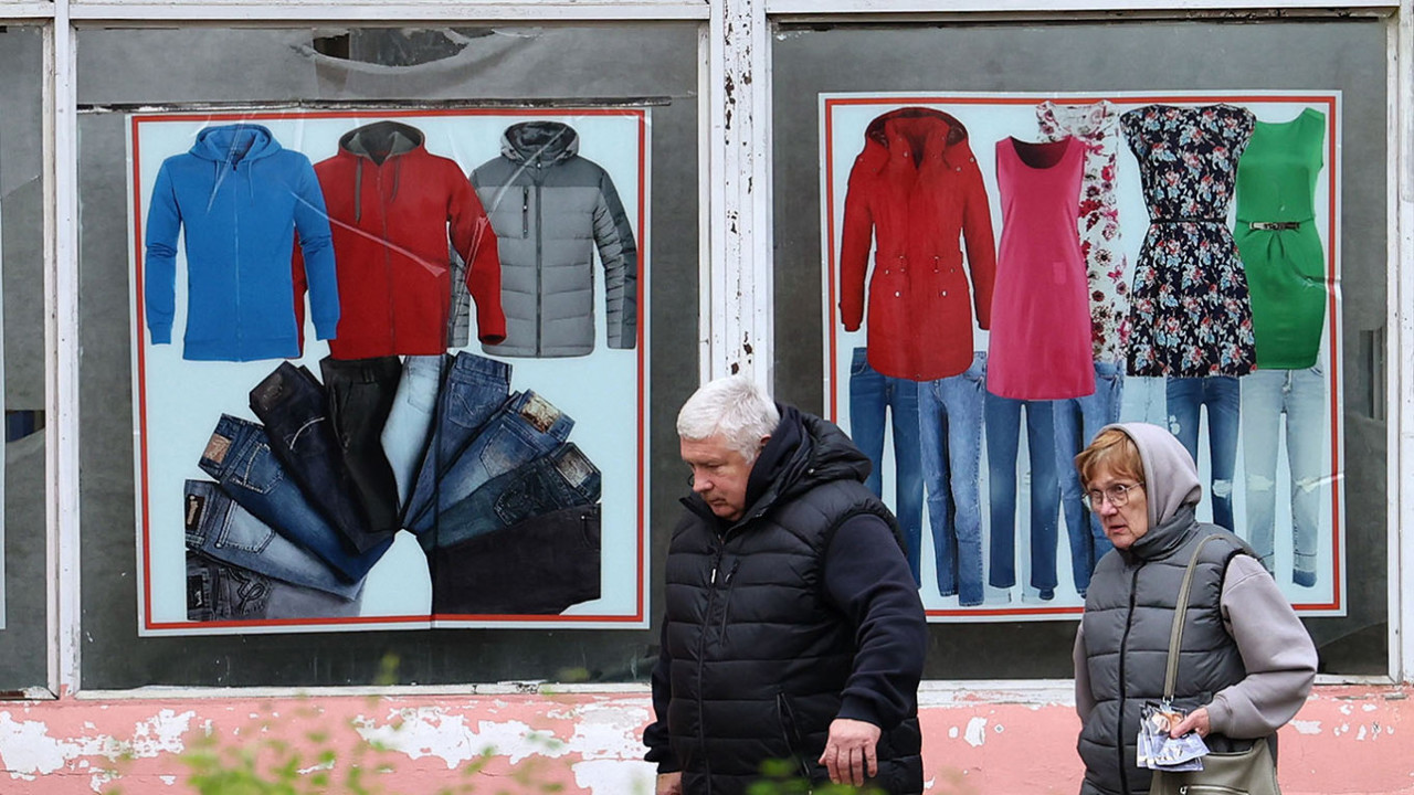 „Cererea începe să se prăbușească”: Rușii reduc masiv cheltuielile pentru îmbrăcăminte