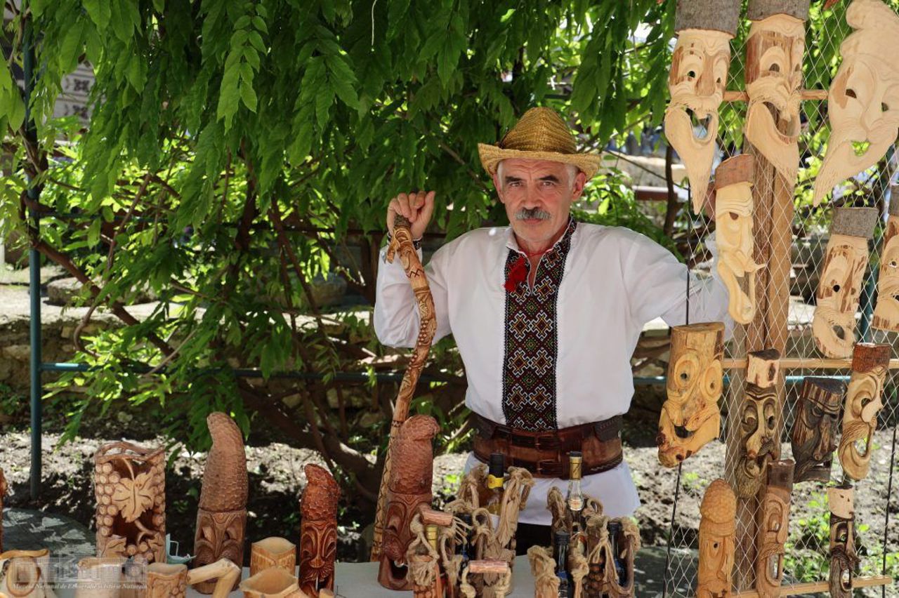 „Cea mai reușită lucrare încă n-am făcut-o” – povestea unui meșter care cioplește timpul