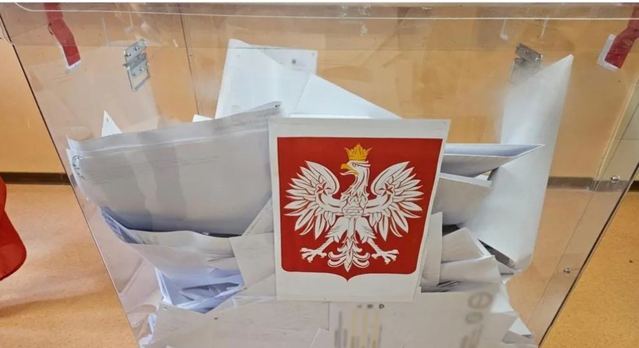 Polonezii, așteptați la urne pentru un scrutin prezidențial strâns, sub privirile atente ale Europei