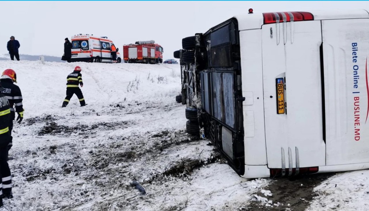 Un autocar cu opt moldoveni s-a răsturnat în județul Galați. Trei persoane au fost rănite