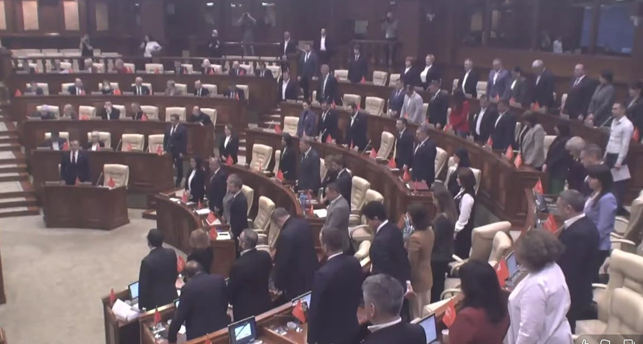 Minut de reculegere în Parlament, dedicat eroului național Ilie Ilașcu: socialiștii și comuniștii au ignorat îndemnul spicherului