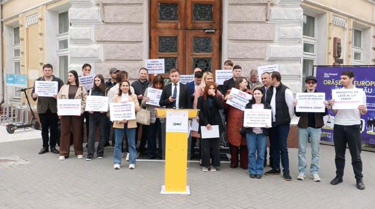 Consilierii PAS cer aprobarea regulamentului parcărilor din Chișinău și acuză tergiversarea proiectului