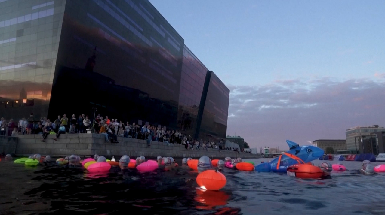 Copenhagen: Night swim race draws hundreds