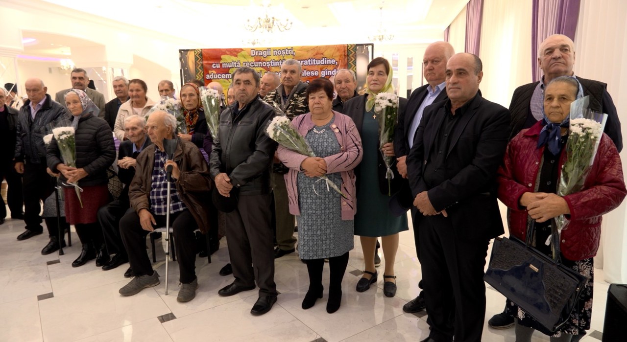 Mai multe cupluri din Molești au marcat peste 50 de ani de căsnicie: „Am promis să ne împăcăm până la adânci bătrâneți”