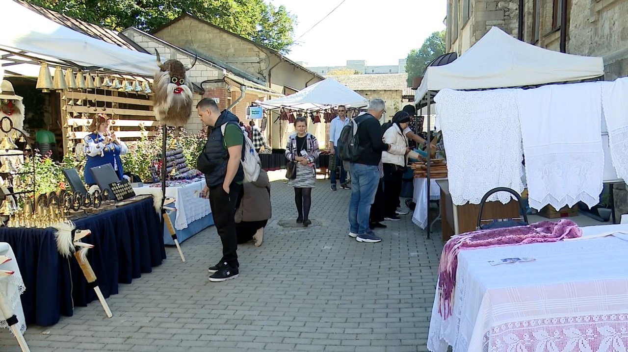 Cămăși tradiționale, vase din lut și obiecte decorative din lemn, expuse la Târgul de Toamnă al Meșterilor Populari: „Sunt frapată de tot ce este aici”