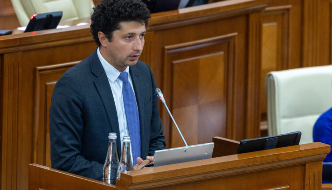 Ajutor unic de 1.000 de lei pentru elevi, majorări salariale și sprijin pentru CFM: rectificarea bugetului de stat pentru 2025, votată în lectura a doua