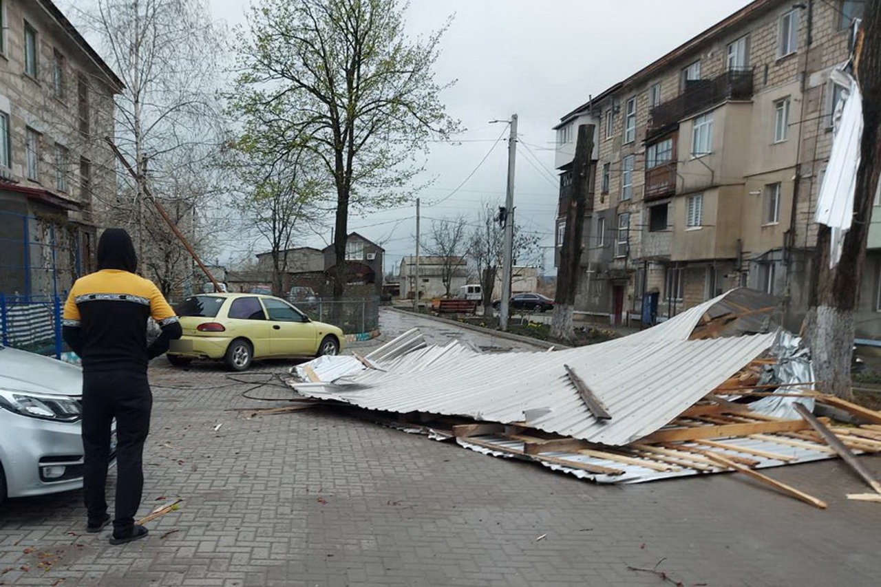 Сильный ветер наносит ущерб: Повалены деревья, повреждены автомобили и дома  без крыш