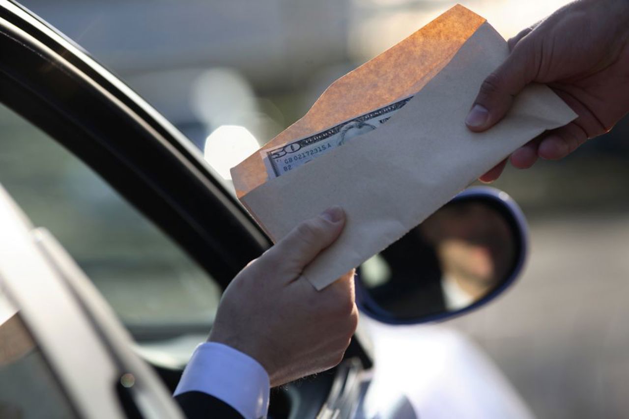 Три сотрудника Таможенной службы и брокер арестованы по обвинению в коррупции