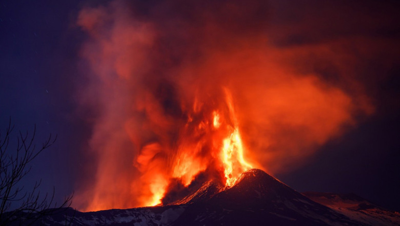 Vulcanul Etna din Sicilia s-a trezit la viață: nivelul de alertă a fost ridicat