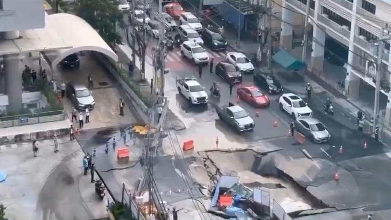 O groapă uriașă, de înălțimea a 16 etaje, a apărut în Thailanda după ploile torențiale  