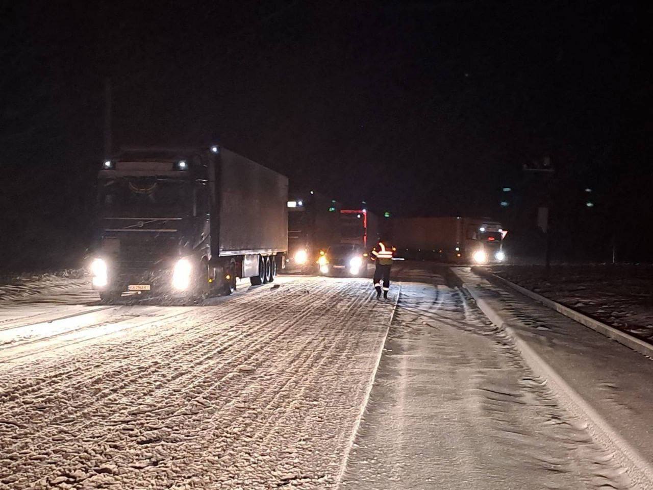 Moldova: Snowfall and ice disrupt traffic, block trucks on major routes