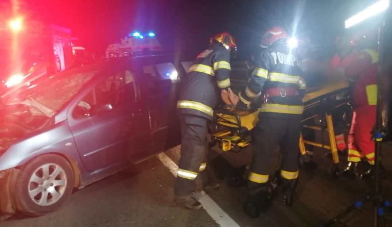 Accident cu cinci răniți în România: Un moldovean a făcut o depășire neregulamentară