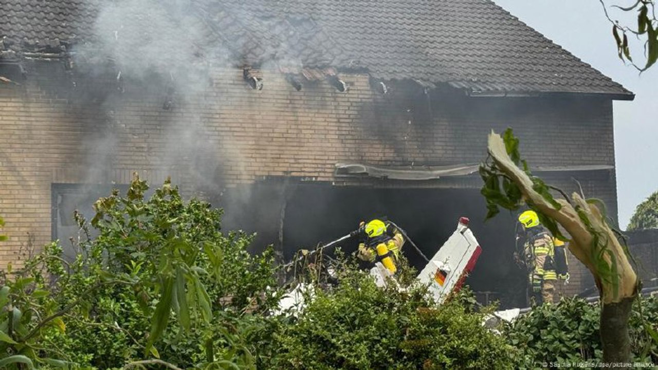 Самолет рухнул на жилой дом в Германии: два человека погибли