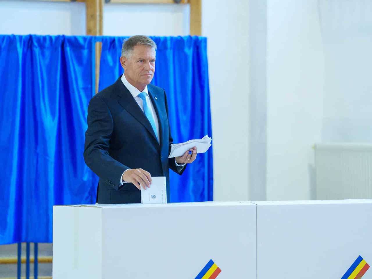 Corespondență de la București // Klaus Iohannis a votat la alegerile parlamentare: „Suntem bine integrați în UE și NATO, dar ca să rămână așa trebuie să votăm așa”