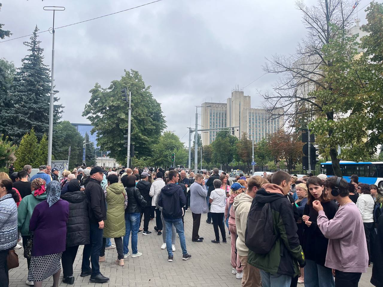 Deputații interziși la ședințele plenare și membri ai blocului „Victorie” protestează la Parlament