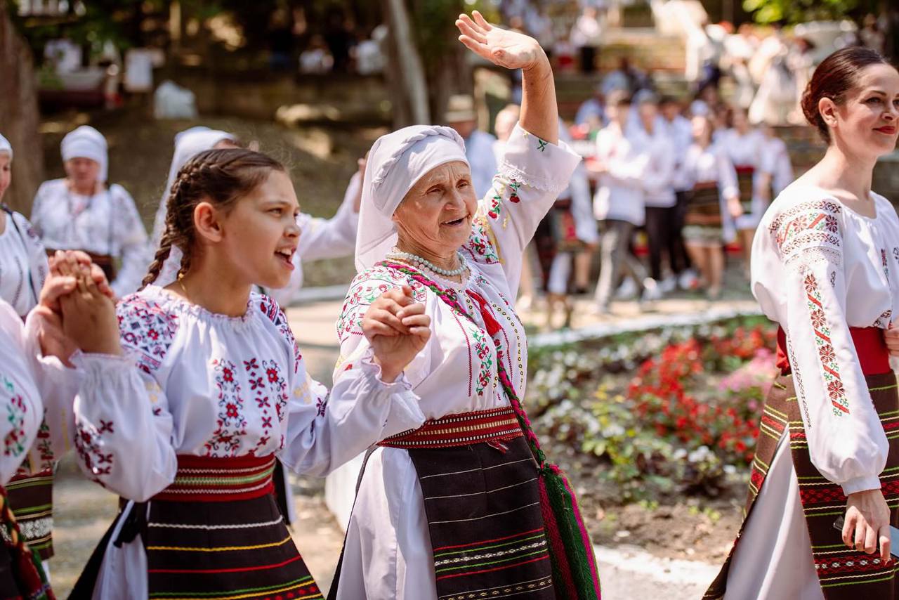 Mii de oameni, adunați pe malul Nistrului la un festival al tradițiilor și gusturilor moldovenești