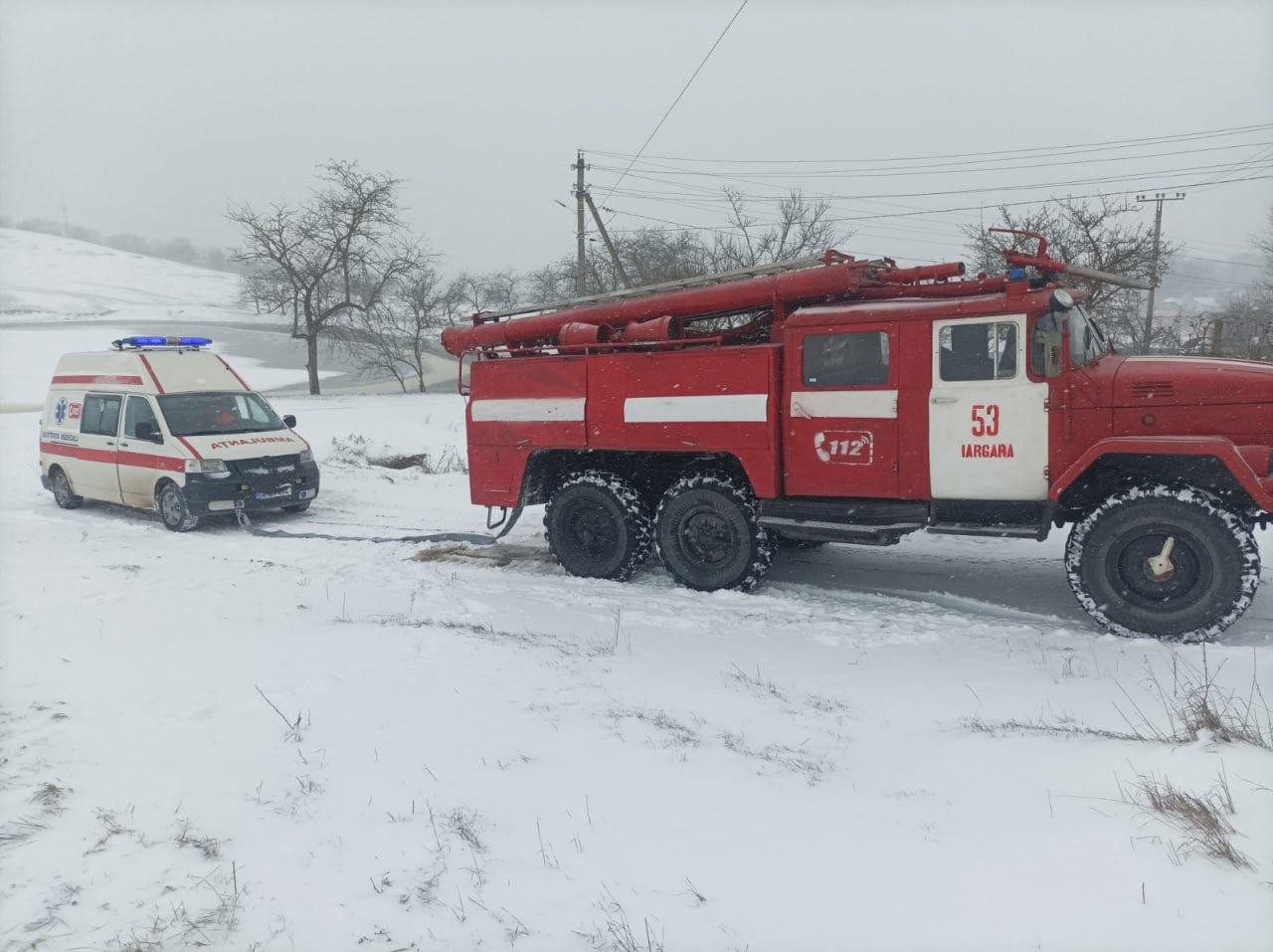 Snowstorms paralyze Moldovan roads: Rescuers free ambulances and trapped motorists
