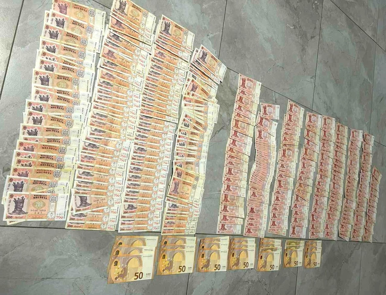 Asfalt turnat mai subțire și sume discutate „la fiecare milion” în proiecte finanțate din bani publici. Percheziții și rețineri în mai multe raioane