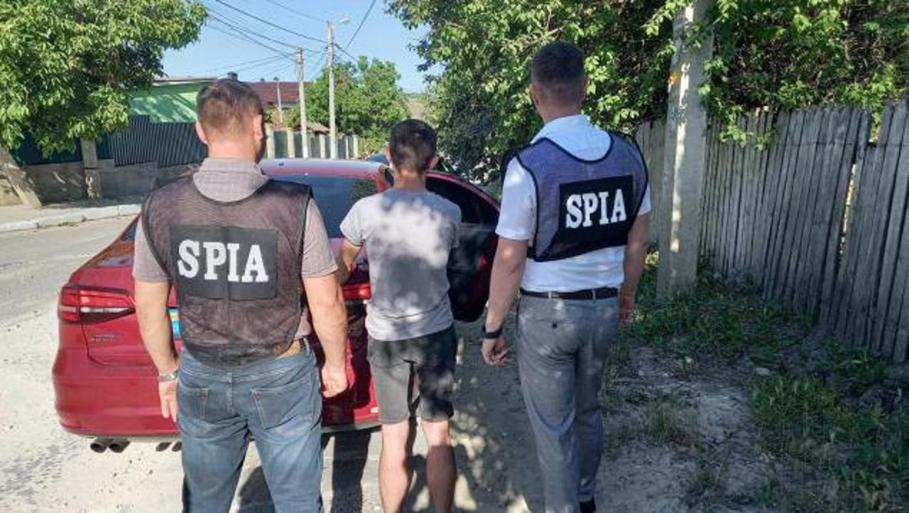 Polițist din Strășeni, reținut în flagrant. Ar fi pretins 300 de euro pentru restituirea unui automobil ridicat