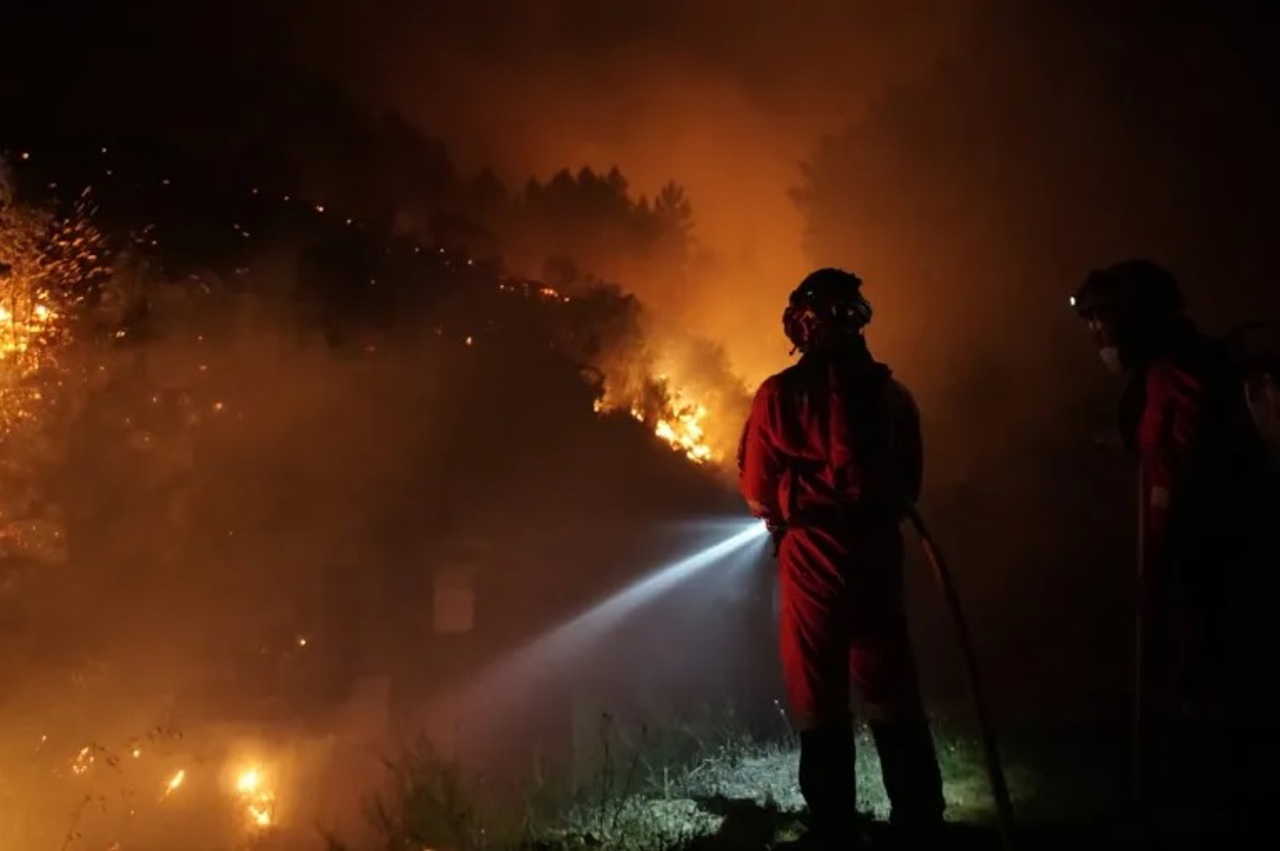 Villagers evacuated as wildfire ravages woodlands in western Spain