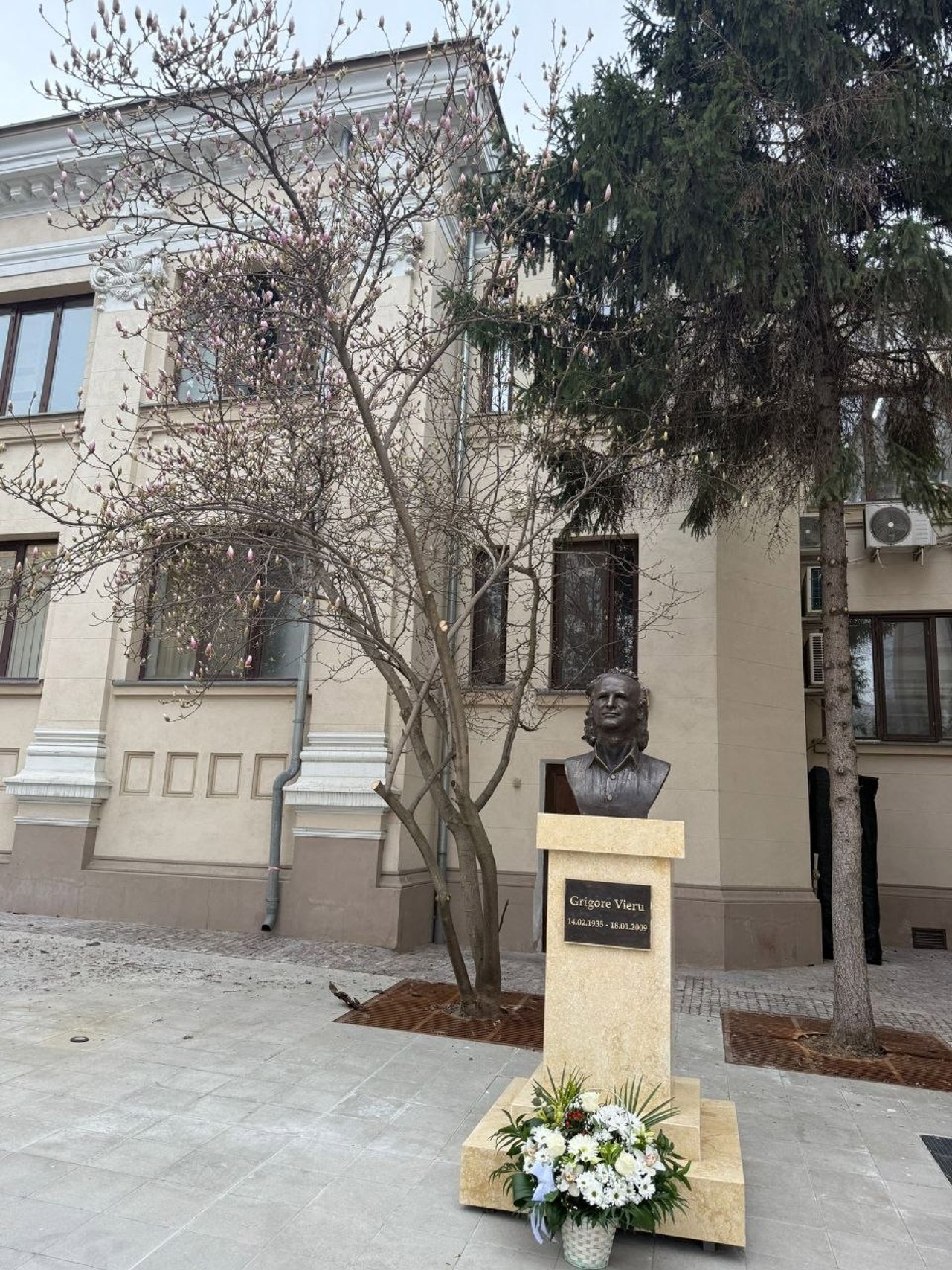 Bustul poetului Grigore Vieru, dezvelit în curtea bibliotecii județene din Craiova, de Ziua Unirii Basarabiei cu România