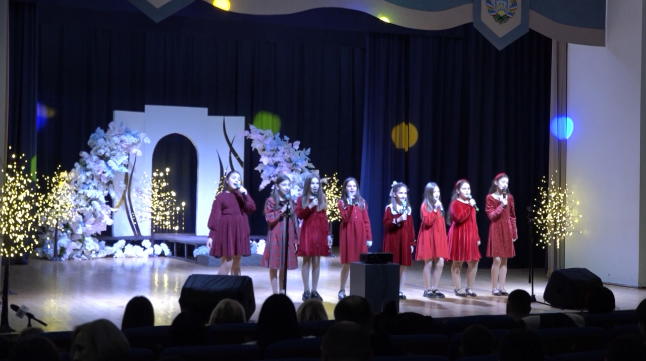 Micii artiști din autonomia găgăuză și-au arătat talentele la spectacolul anual „Țara fermecată”