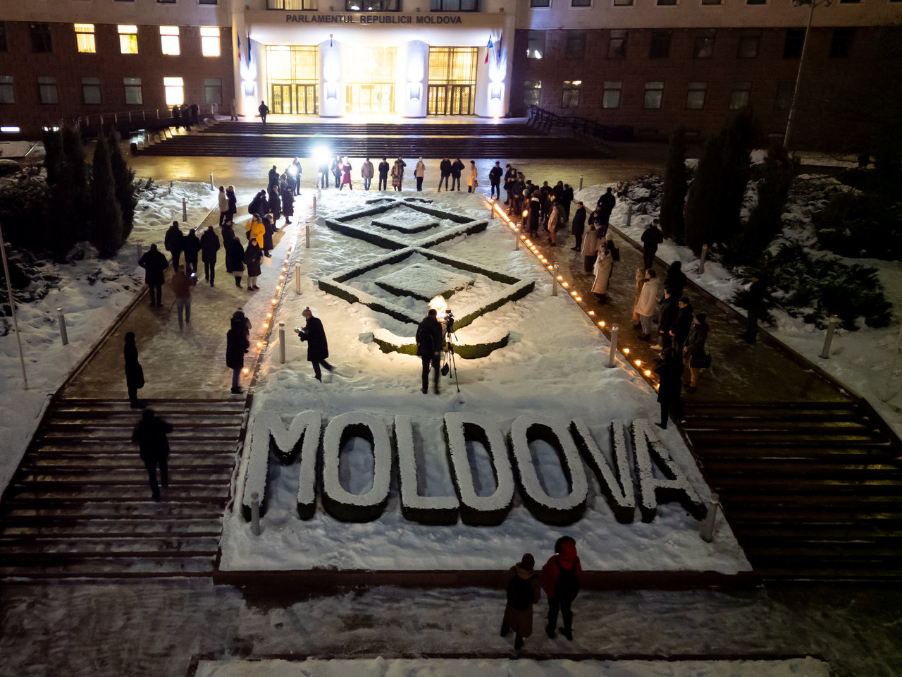 Victimele Holocaustului, comemorate într-un flashmob organizat în scuarul Parlamentului