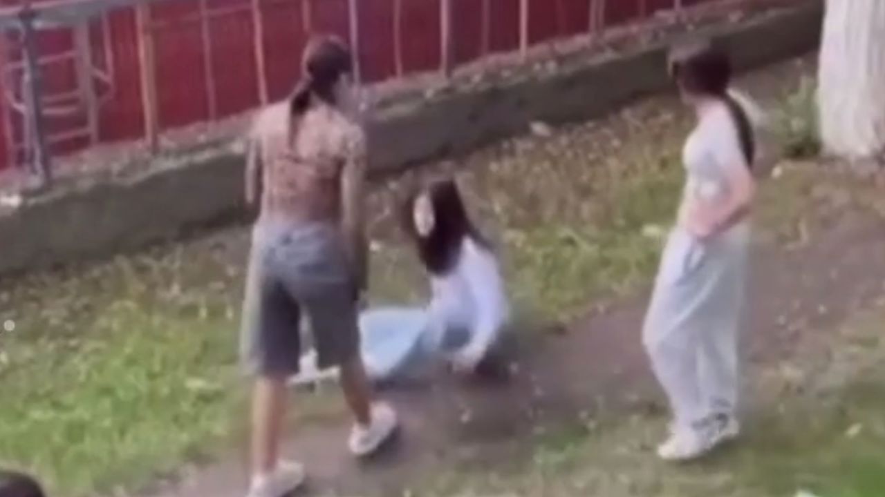 O adolescentă de 14 ani, pusă la pământ și lovită de mai multe tinere. Incidentul a fost filmat și postat pe rețelele de socializare