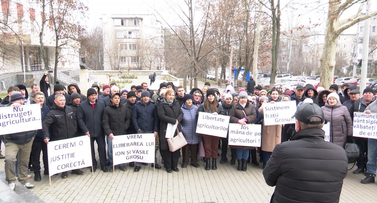 Protest în fața Curții de Apel Chișinău pentru susținerea a doi agricultori din raionul Leova, condamnați la închisoare 