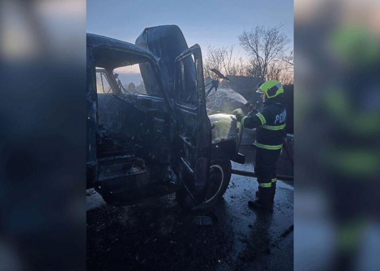 Doi bărbați, internați cu arsuri după ce au îndepărtat singuri camionul cuprins de flăcări