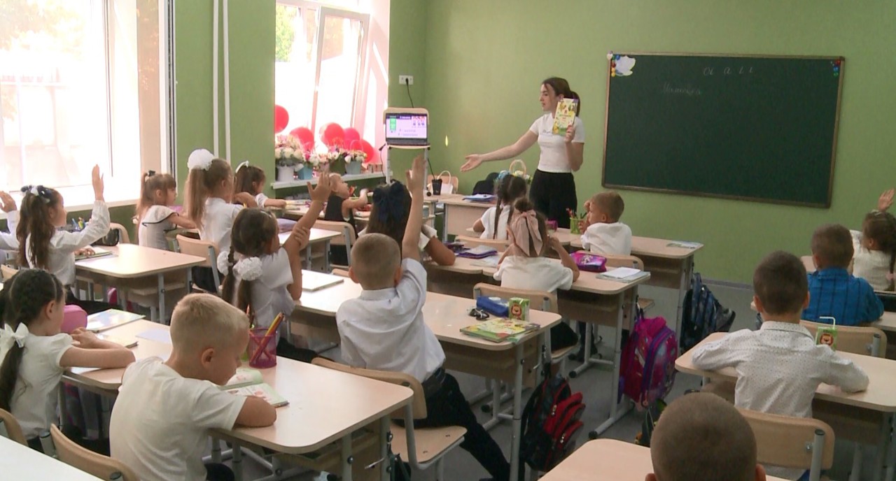 La un gimnaziu din capitală au fost deschise patru clase cu predare în limba ucraineană